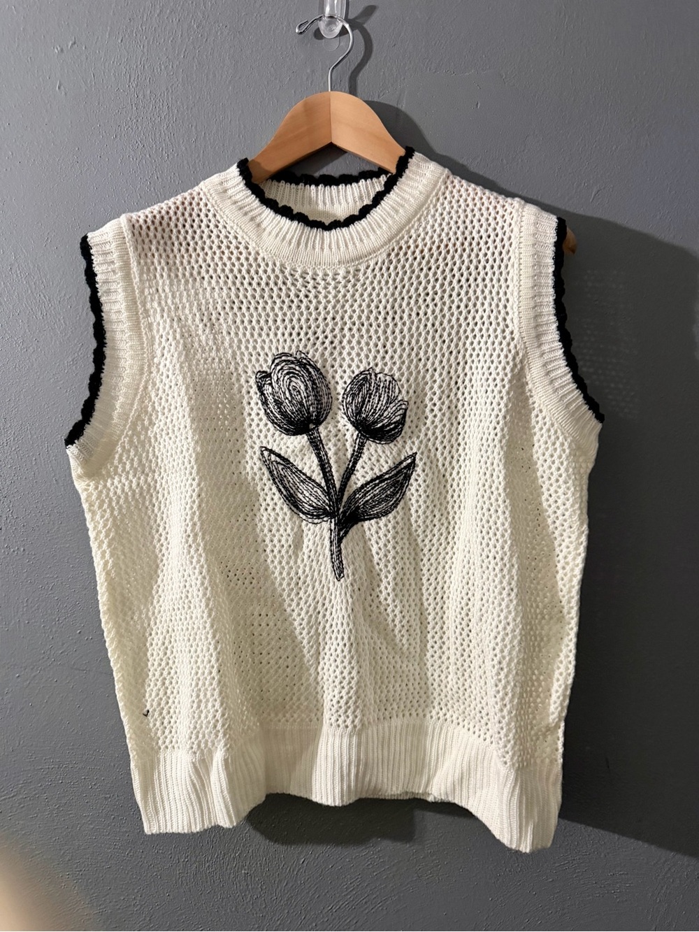 NWOT Women’s Cream Knit Sleeveless Sweater Vest with Navy Tulip Detail